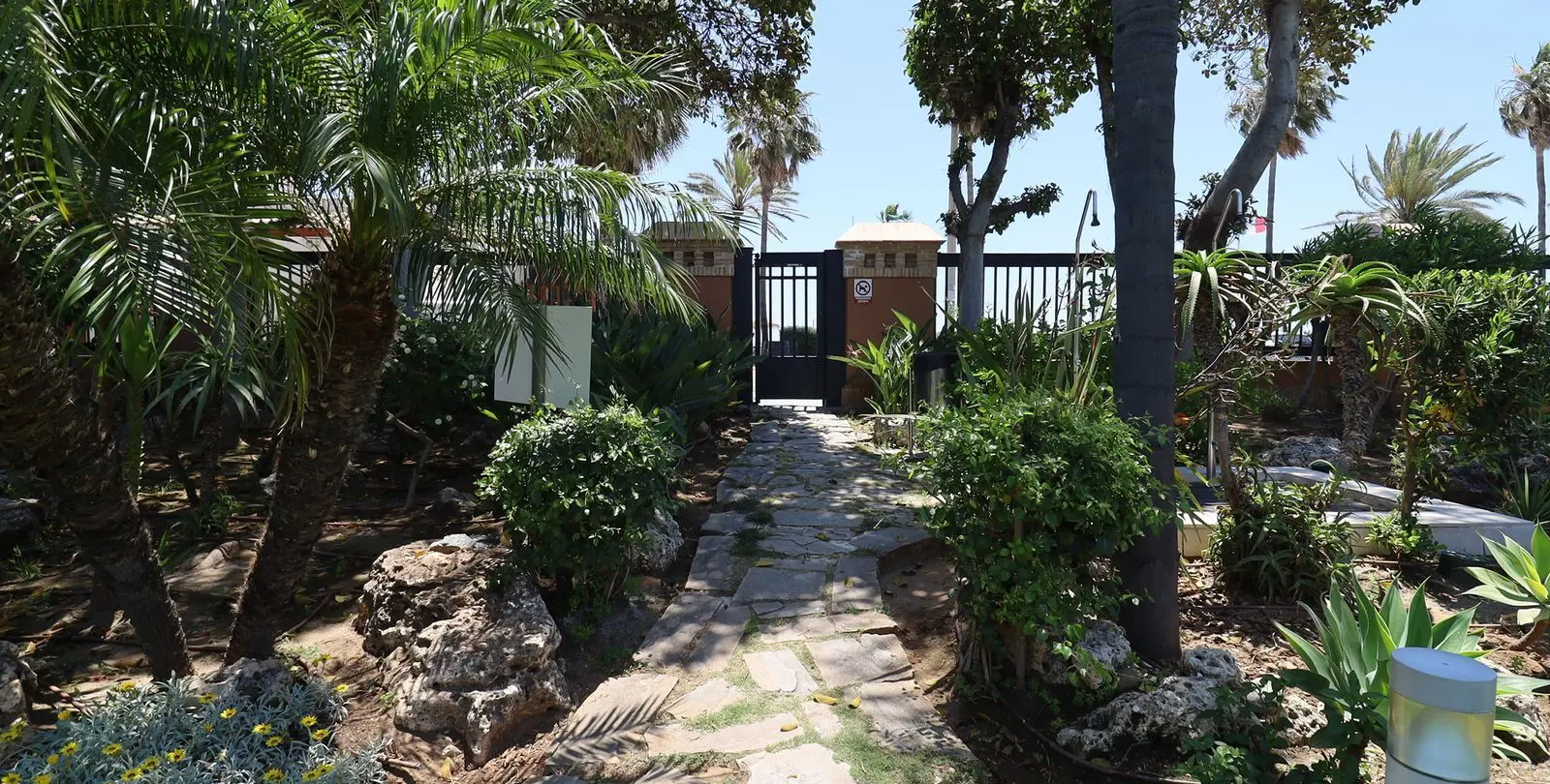 Venta de apartamento en planta baja en San Pedro de Alcántara 42