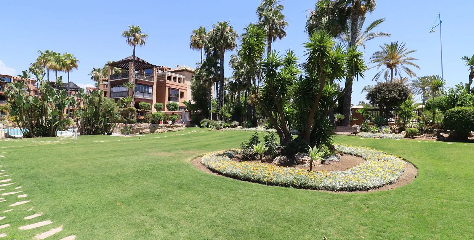 Venta de apartamento en planta baja en San Pedro de Alcántara 44