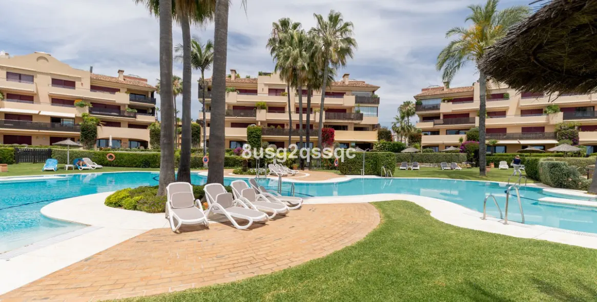 Venta de apartamento en planta media en Costalita 19