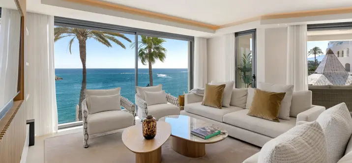 Venta de apartamento en planta media en Puerto Banús 1