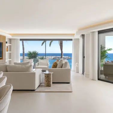 Venta de apartamento en planta media en Puerto Banús