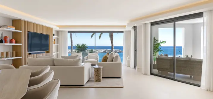 Venta de apartamento en planta media en Puerto Banús 2