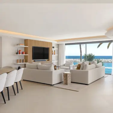 Venta de apartamento en planta media en Puerto Banús