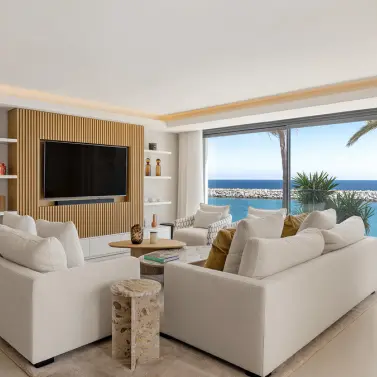 Venta de apartamento en planta media en Puerto Banús