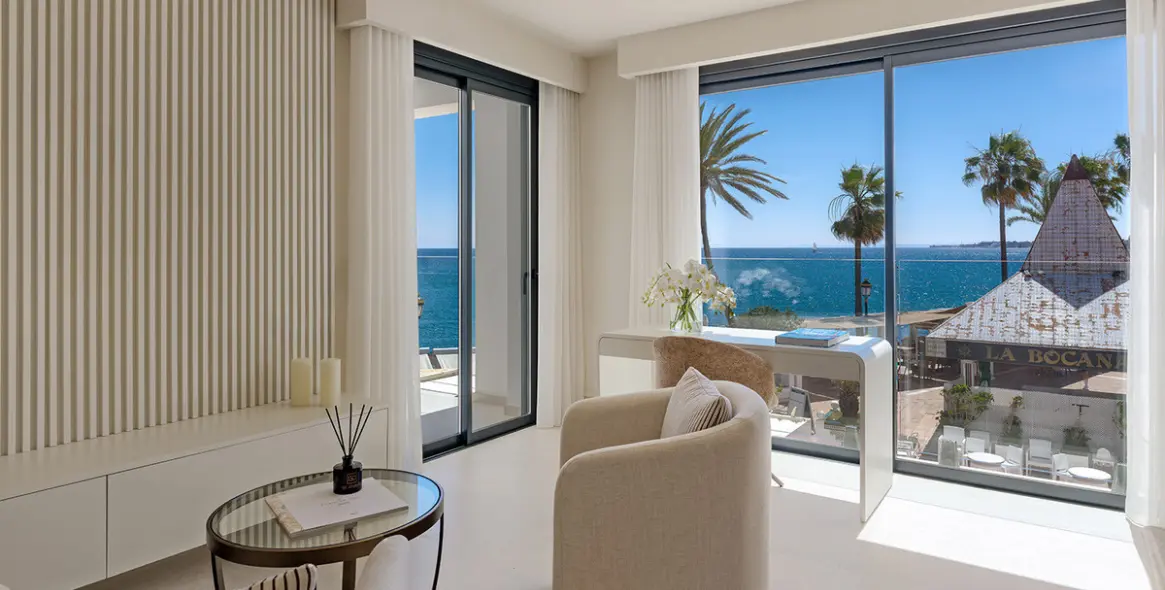 Venta de apartamento en planta media en Puerto Banús 11