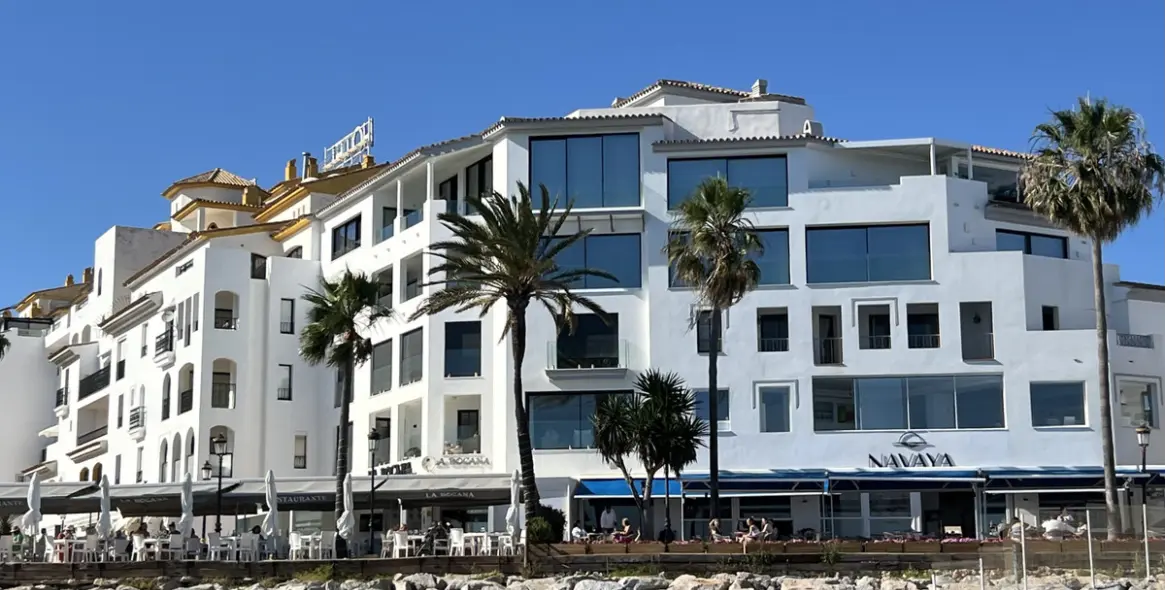 Venta de apartamento en planta media en Puerto Banús 51