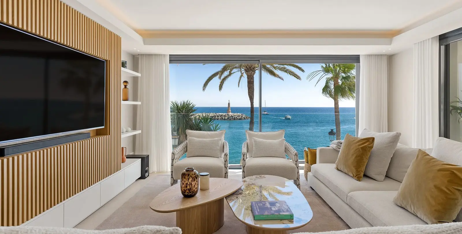 Sale of middle floor apartment in Puerto Banús 1