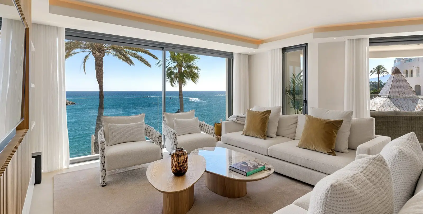Sale of middle floor apartment in Puerto Banús 2