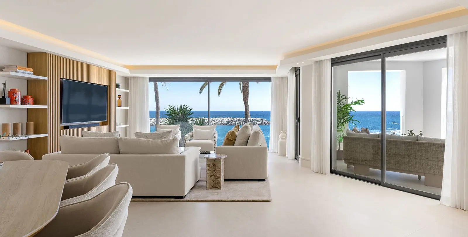 Sale of middle floor apartment in Puerto Banús 3