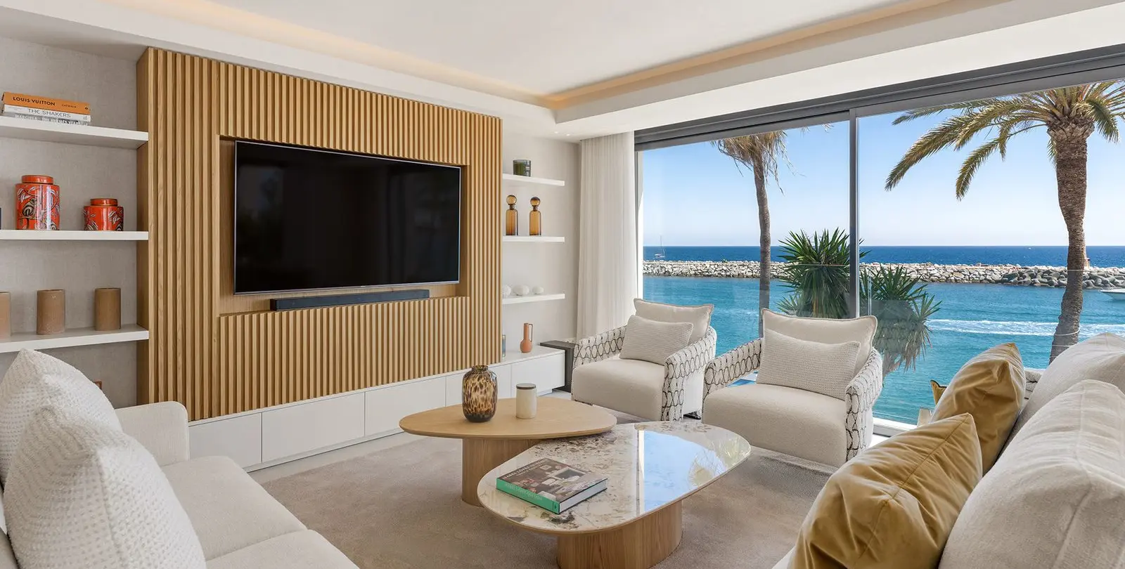 Sale of middle floor apartment in Puerto Banús 5