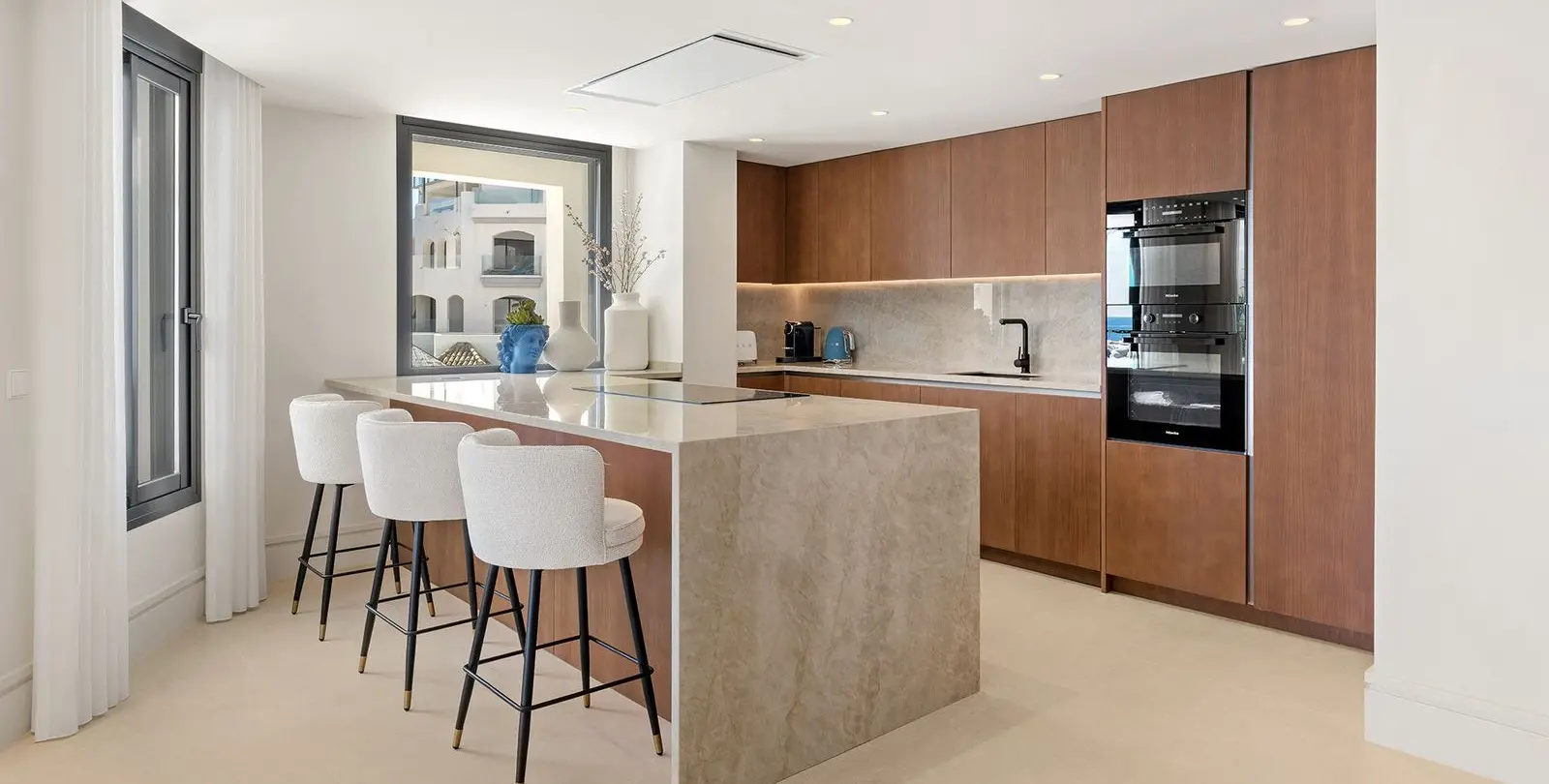 Sale of middle floor apartment in Puerto Banús 8