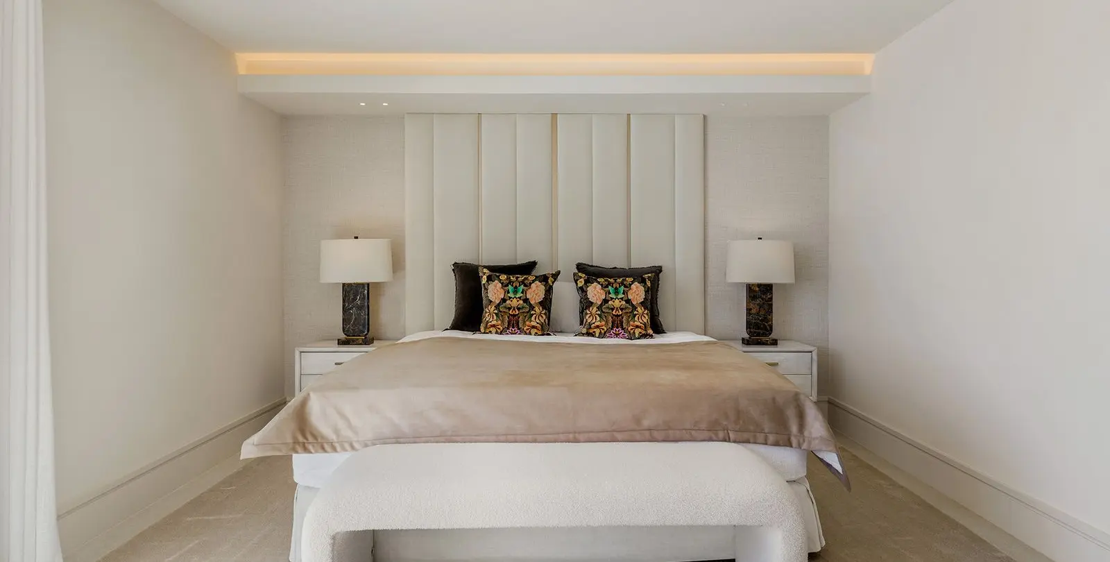 Sale of middle floor apartment in Puerto Banús 12