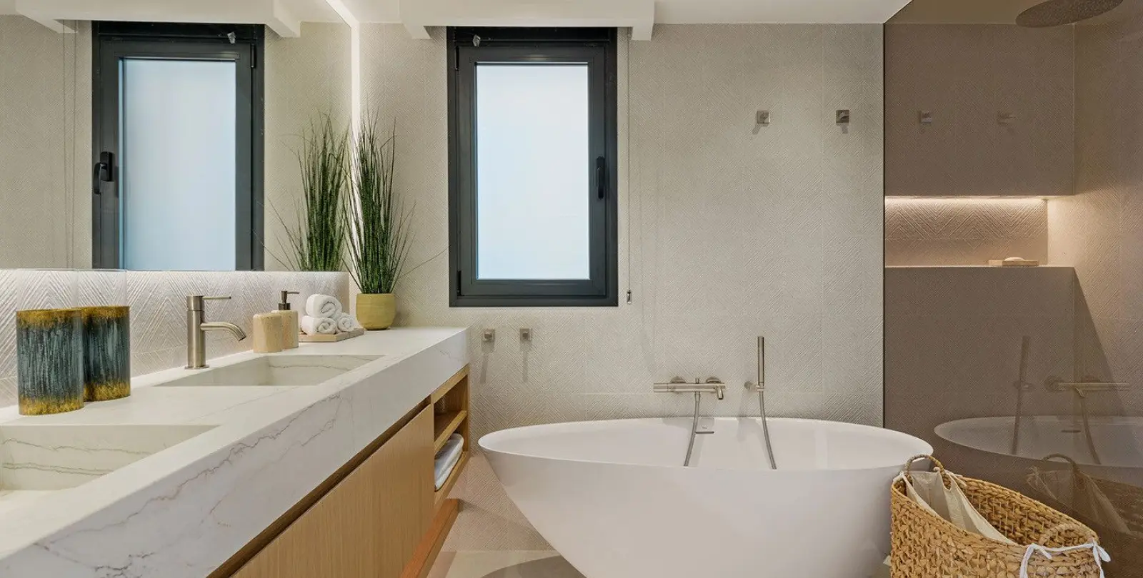 Sale of middle floor apartment in Puerto Banús 13