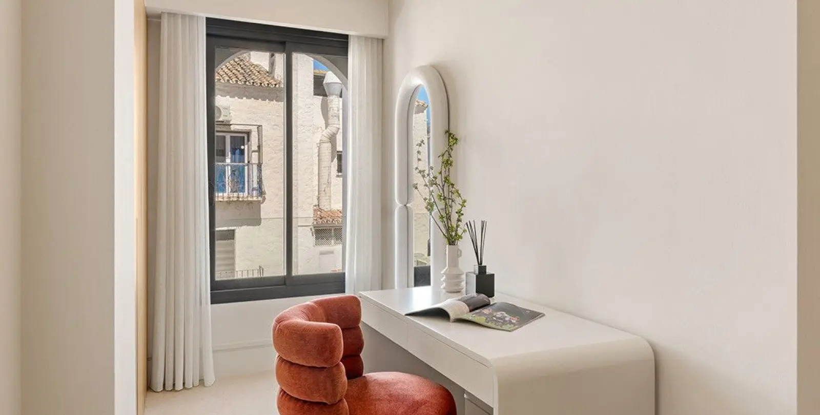 Sale of middle floor apartment in Puerto Banús 21