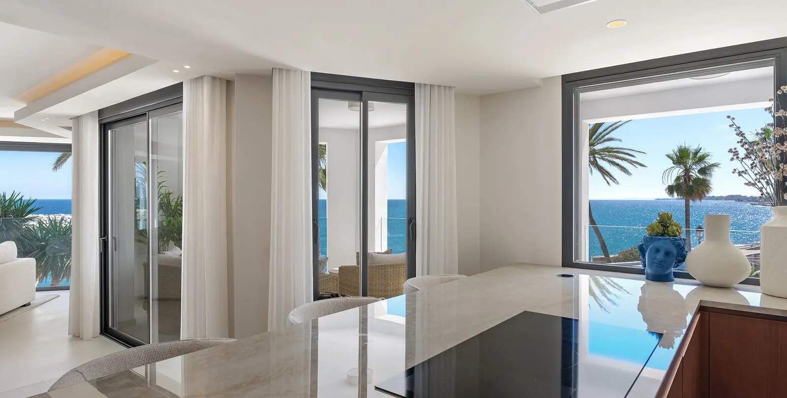 Sale of middle floor apartment in Puerto Banús 24