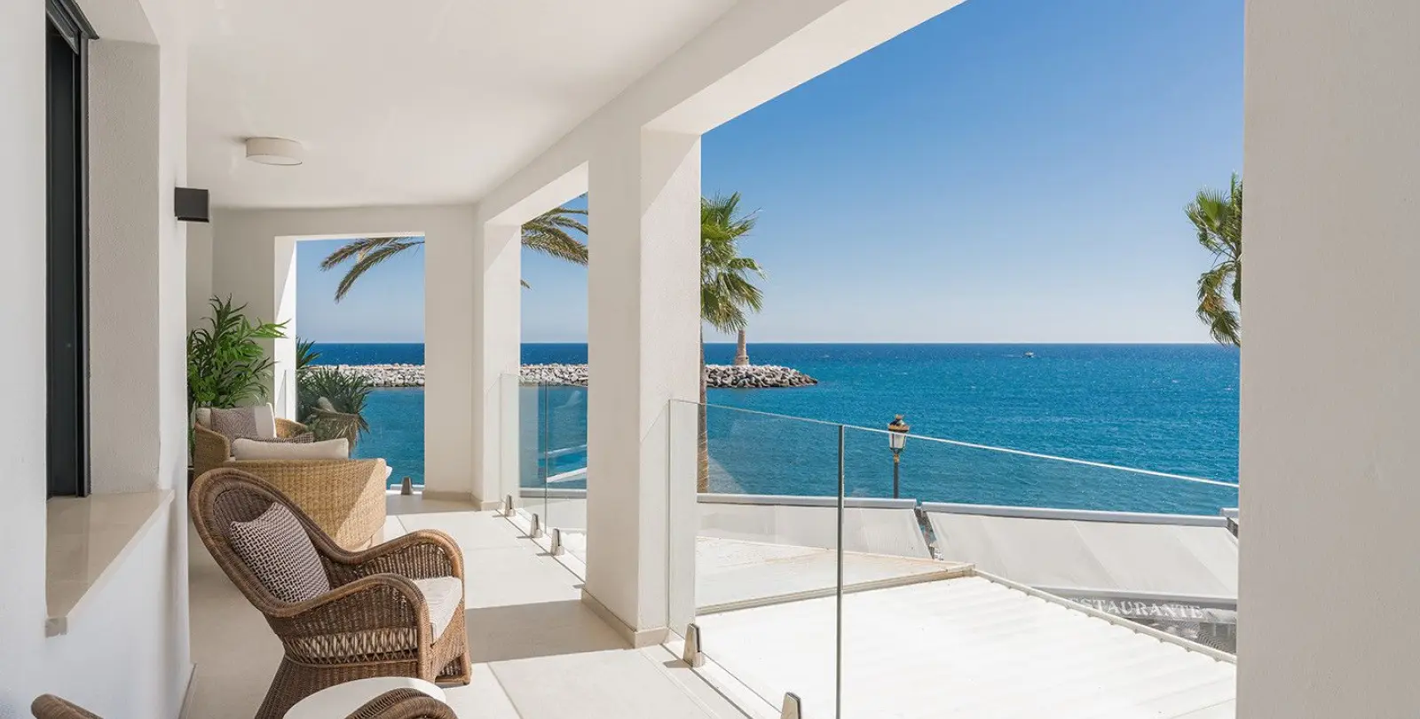 Sale of middle floor apartment in Puerto Banús 25