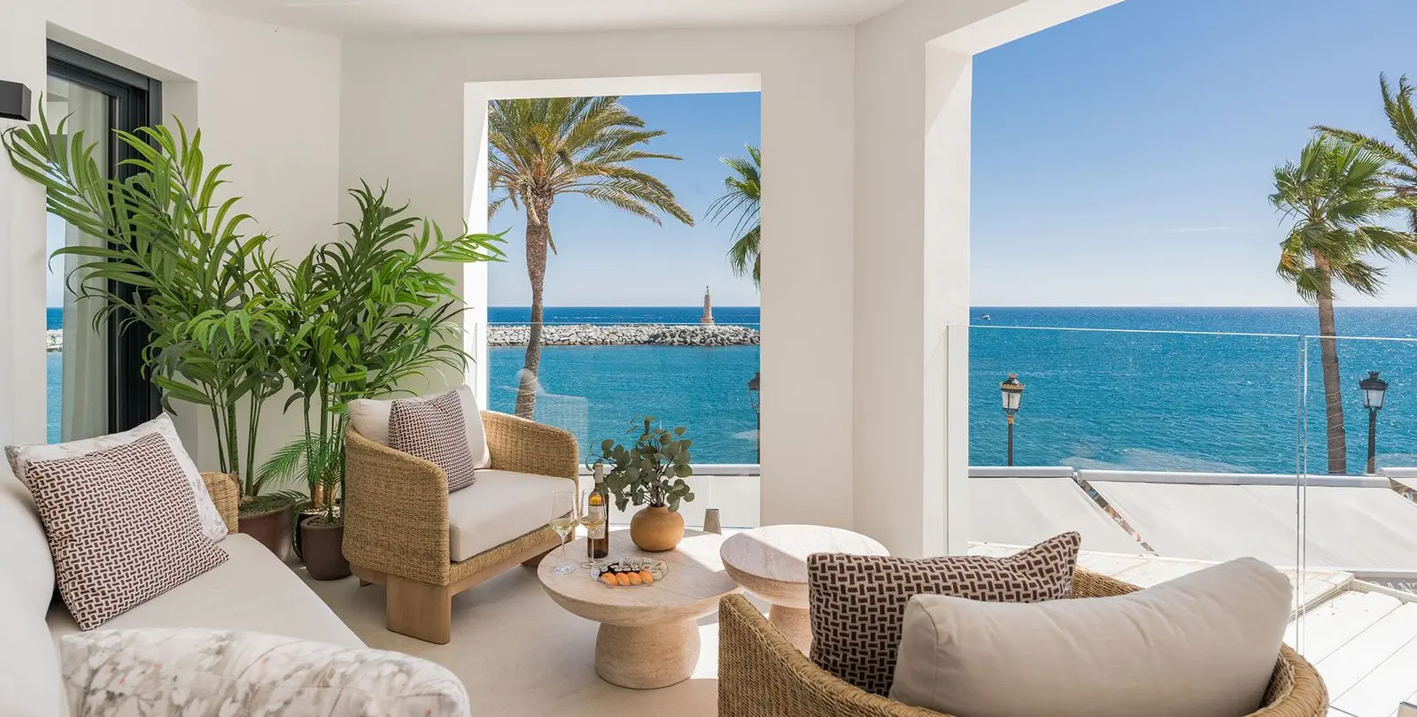 Sale of middle floor apartment in Puerto Banús 26
