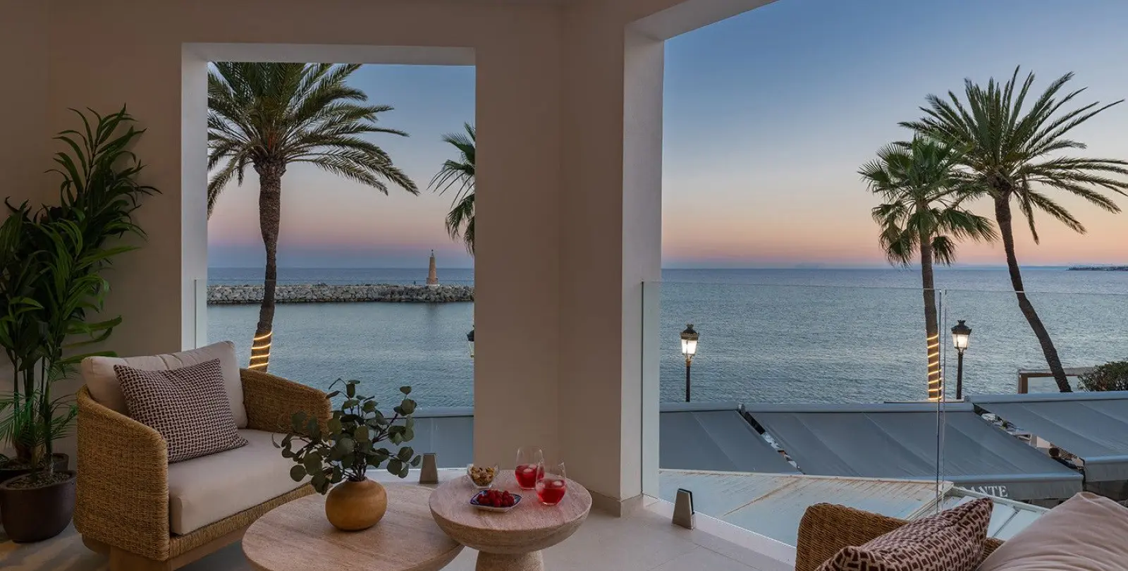 Sale of middle floor apartment in Puerto Banús 40
