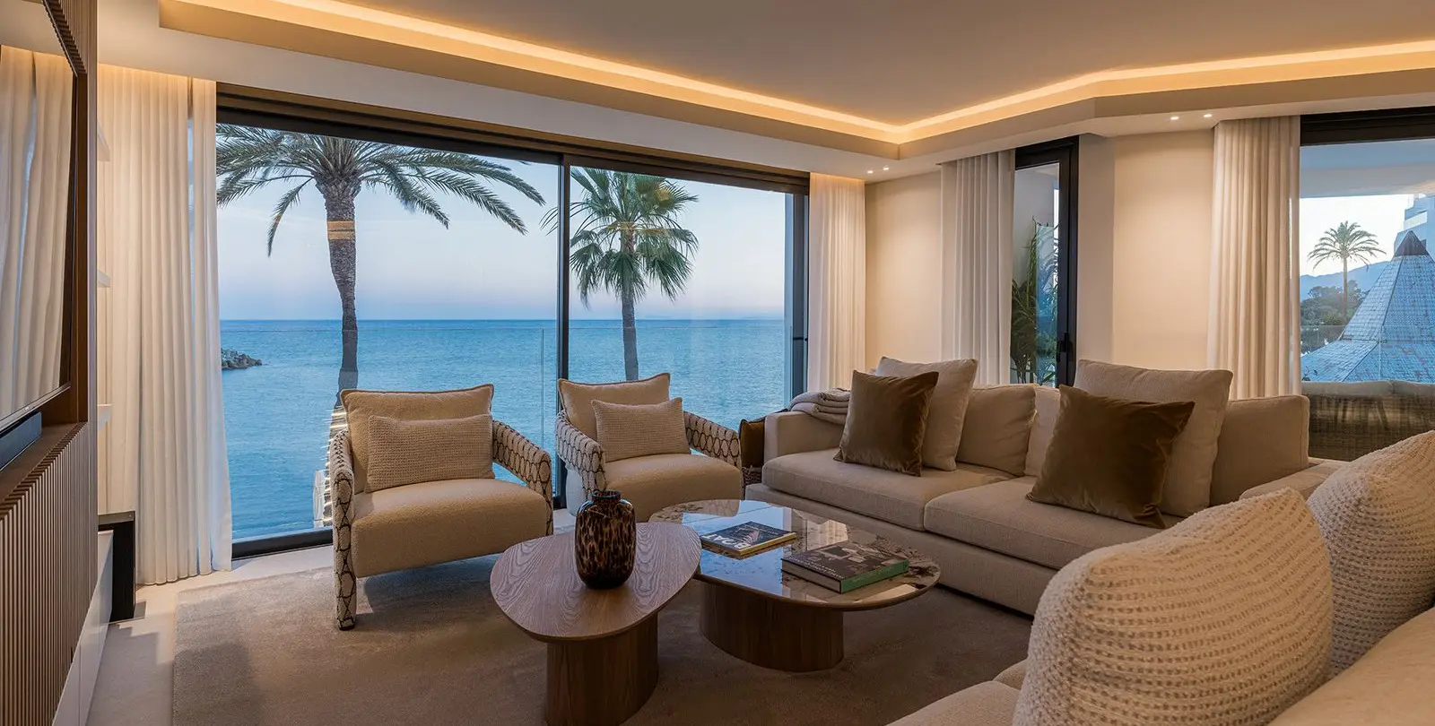 Sale of middle floor apartment in Puerto Banús 43