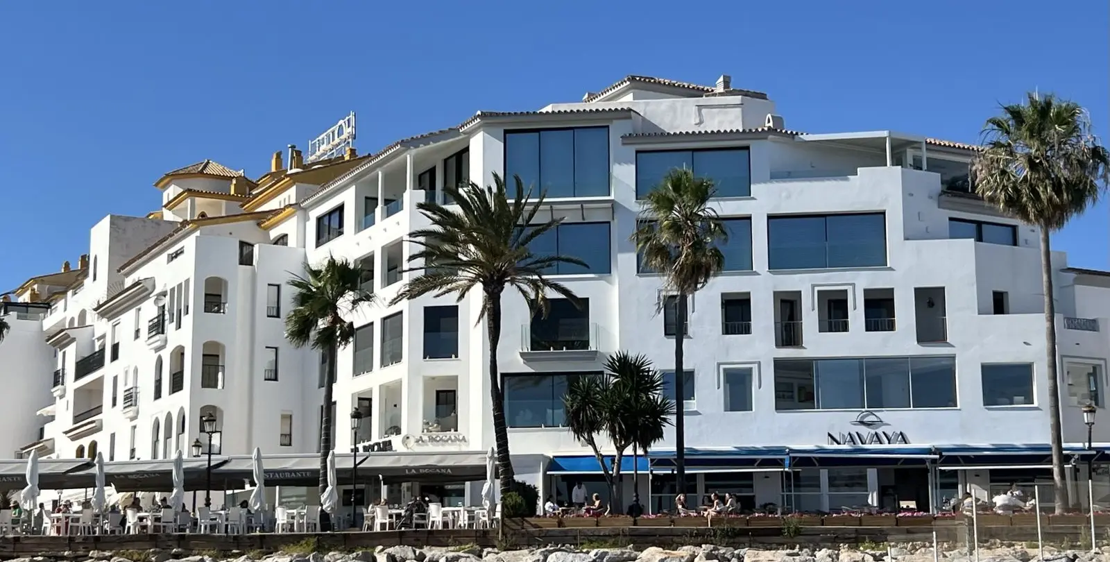 Sale of middle floor apartment in Puerto Banús 44