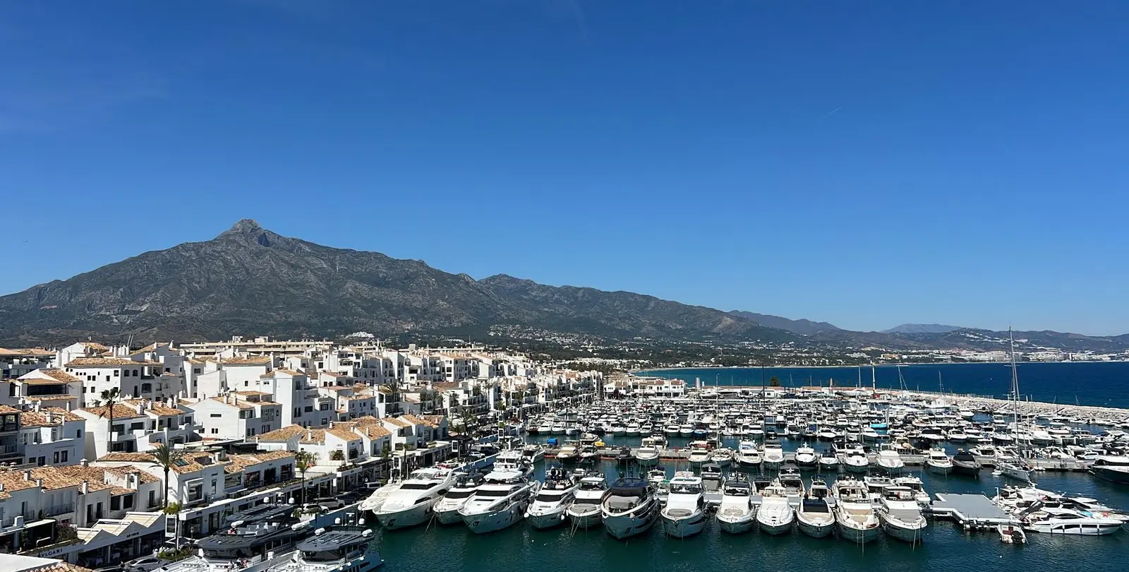 Sale of middle floor apartment in Puerto Banús 45