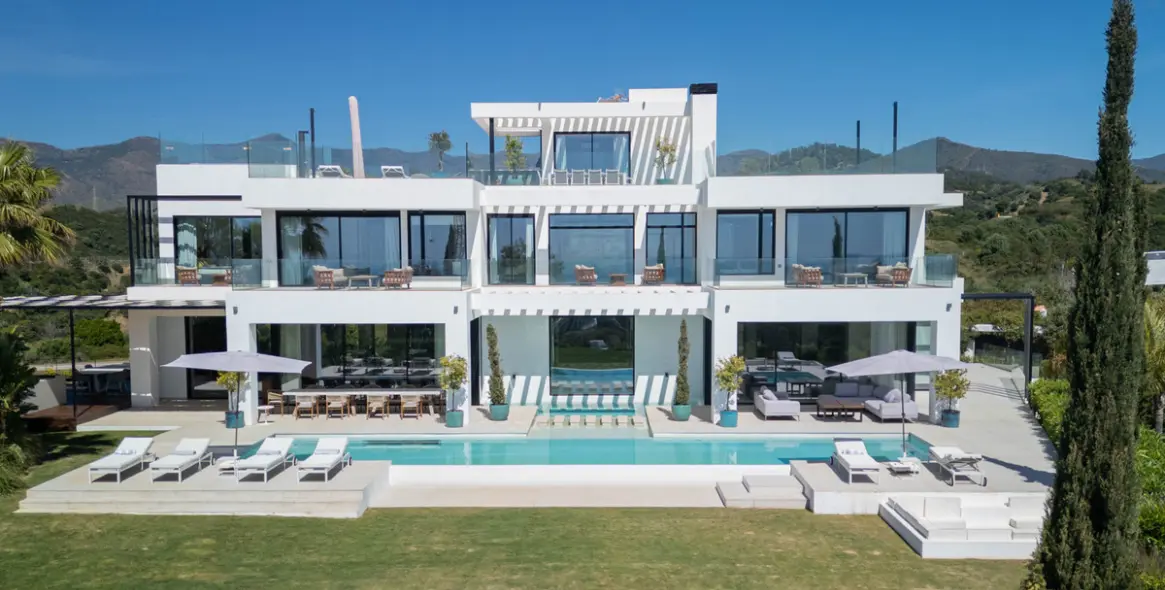 Short-term rent of detached villa in Estepona 1