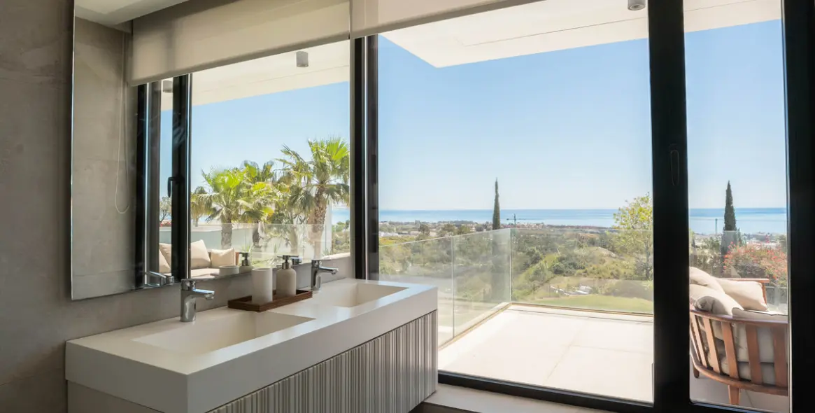 Short-term rent of detached villa in Estepona 50