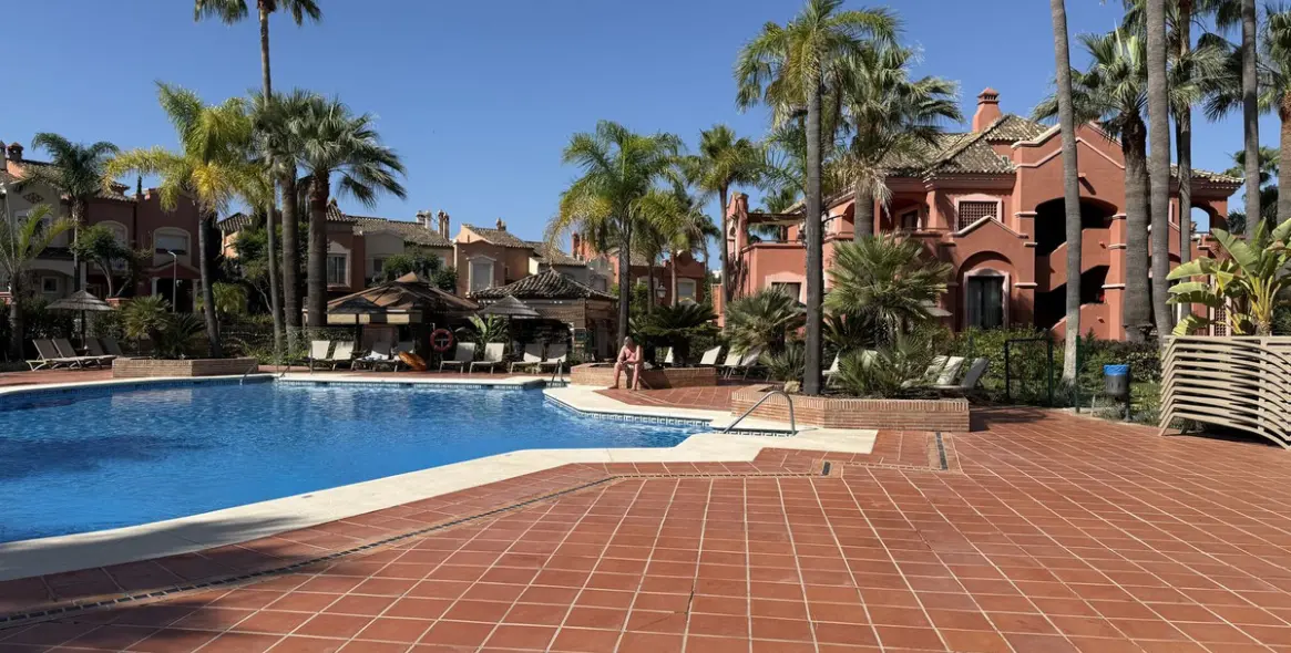 Venta de apartamento en planta baja en Nueva Andalucía 2