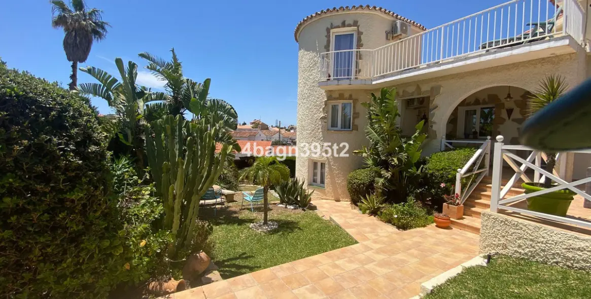 Venta de villa independiente en El Faro 4