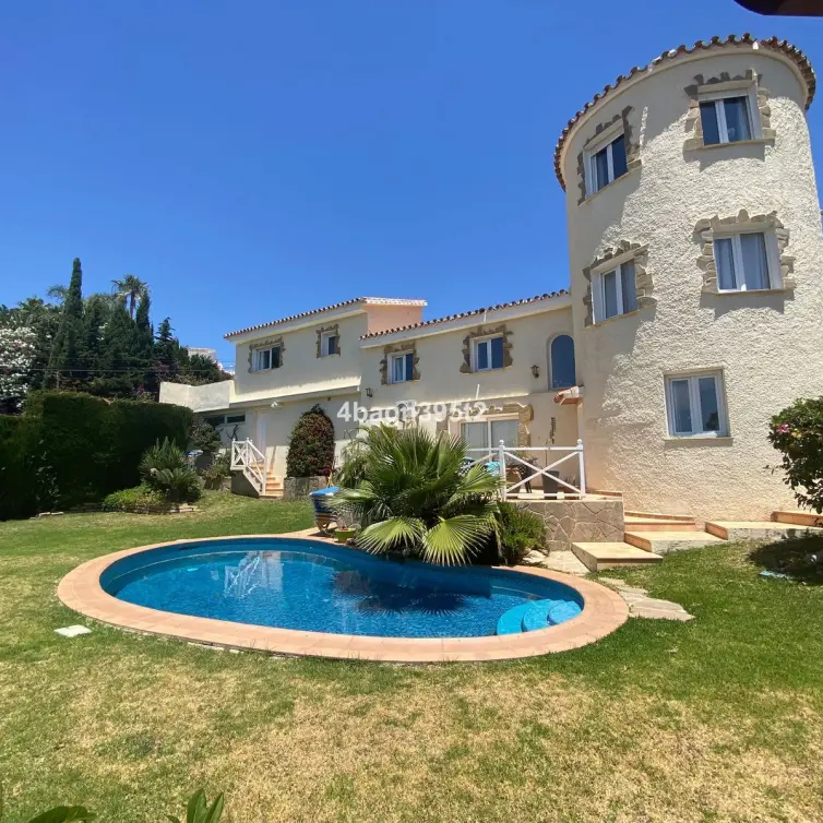Sale of detached villa in El Faro