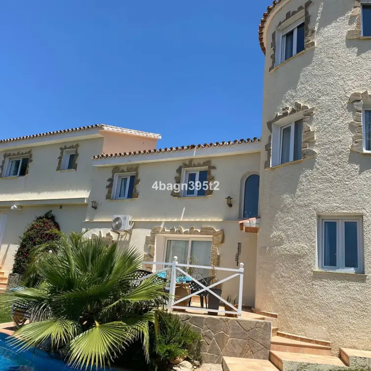 Sale of detached villa in El Faro