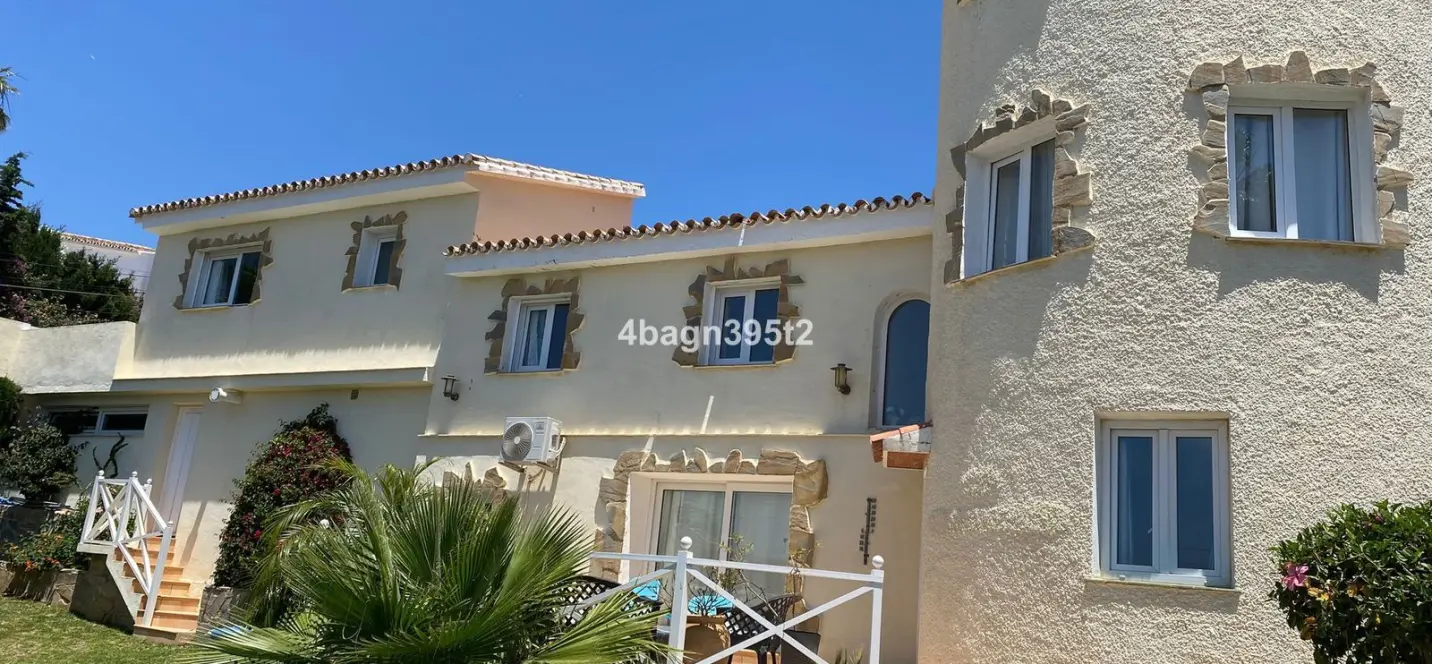 Sale of detached villa in El Faro 1
