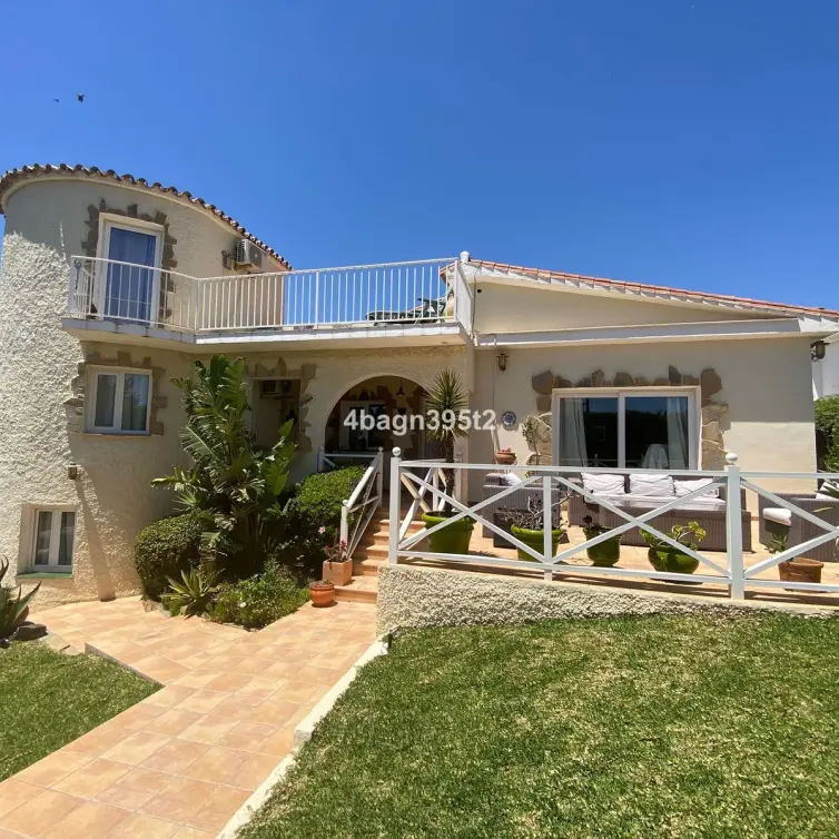 Sale of detached villa in El Faro