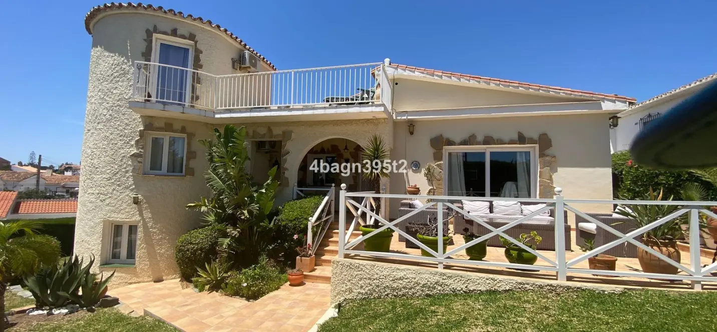 Sale of detached villa in El Faro 2