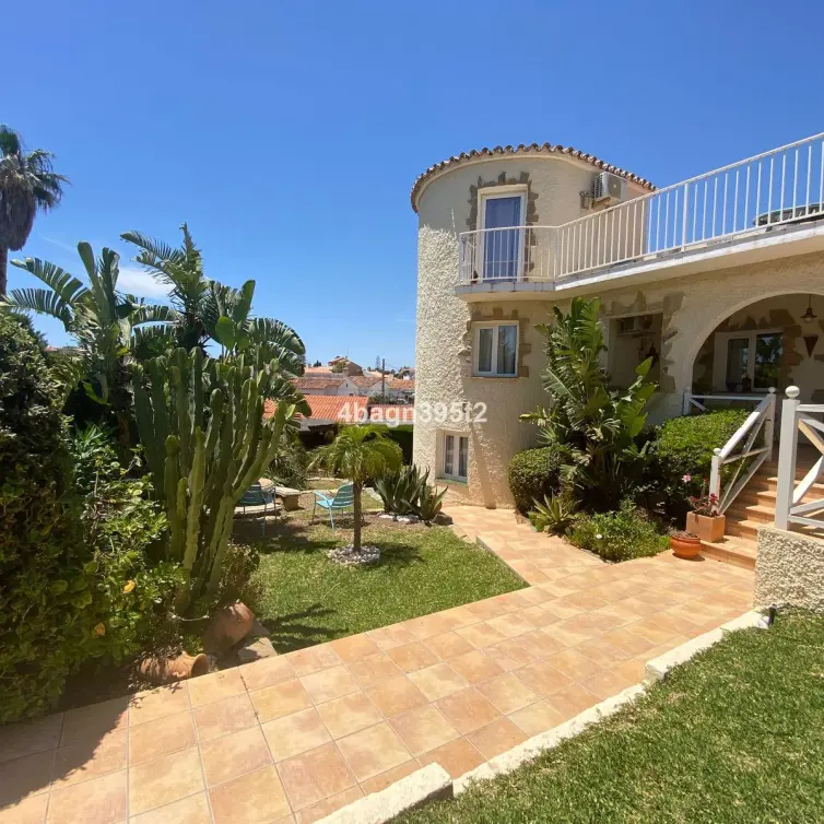 Sale of detached villa in El Faro