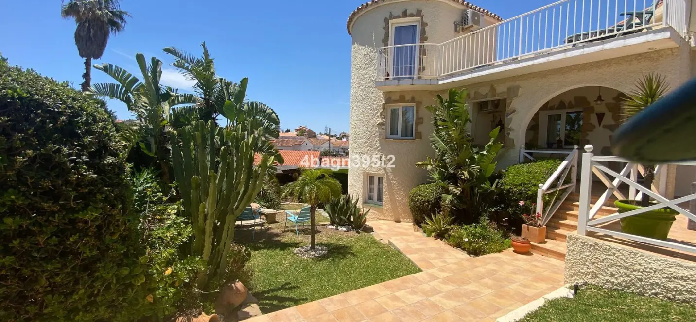 Sale of detached villa in El Faro 3