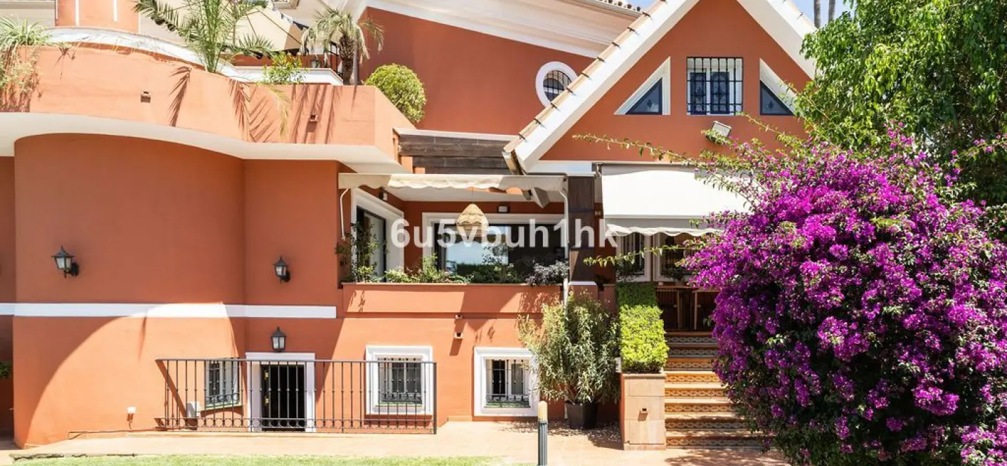 Продажа  отдельно стоящей виллы в Alhaurín de la Torre 0