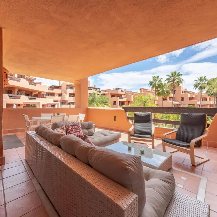 Продажа апартаментов на среднем этаже в Estepona