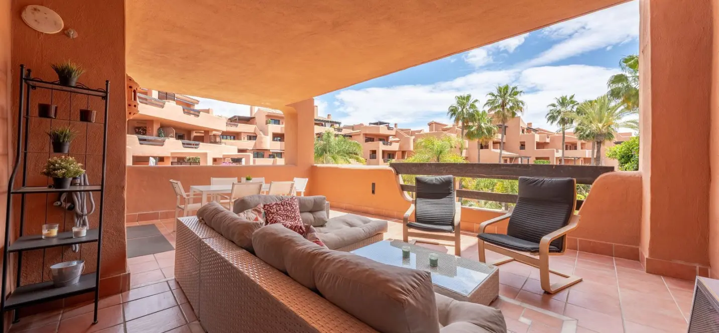 Продажа апартаментов на среднем этаже в Estepona 0