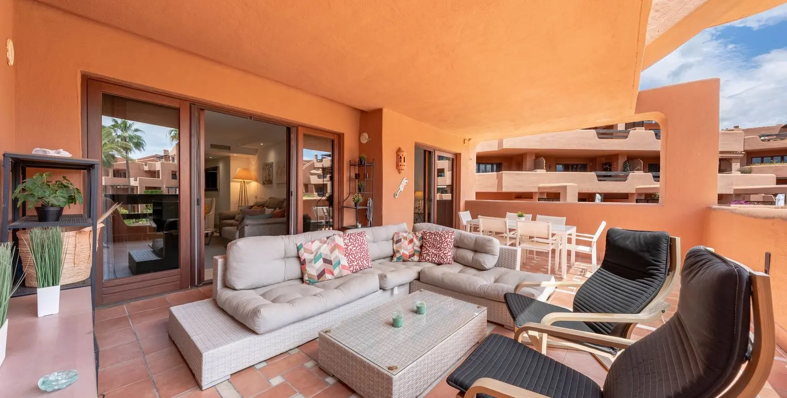 Sale of middle floor apartment in Estepona 2
