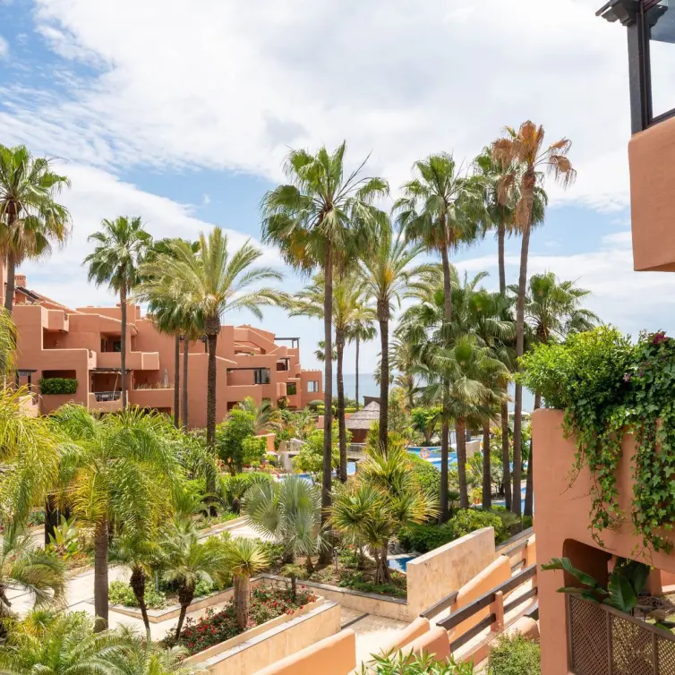 Продажа апартаментов на среднем этаже в Estepona