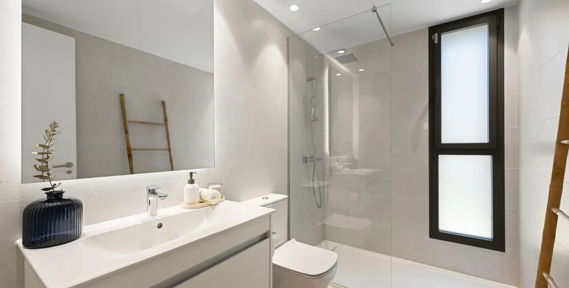 Venta de apartamento en planta baja en Selwo 26