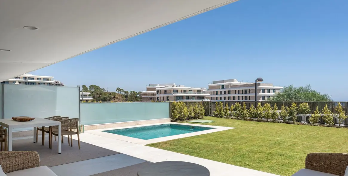 Venta de apartamento en planta baja en Selwo 32