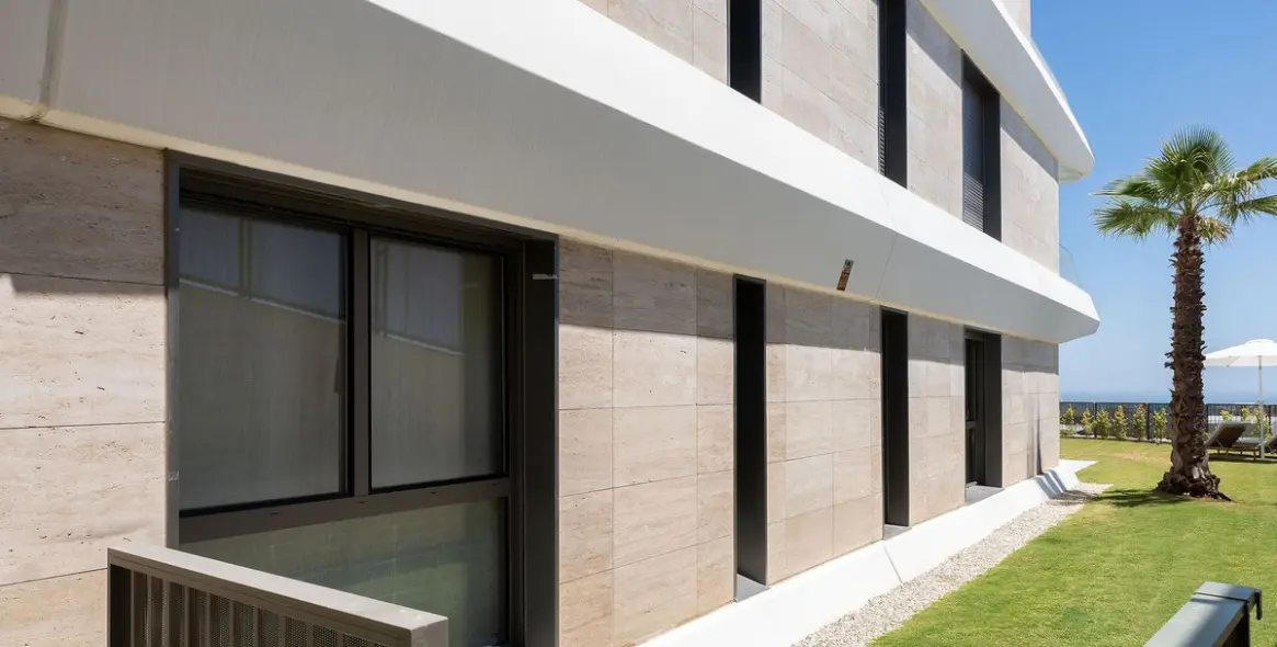 Venta de apartamento en planta baja en Selwo 34