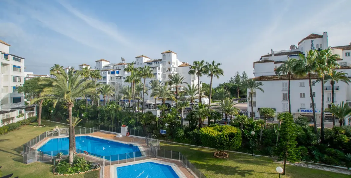 Venta de apartamento en planta media en Puerto Banús 1