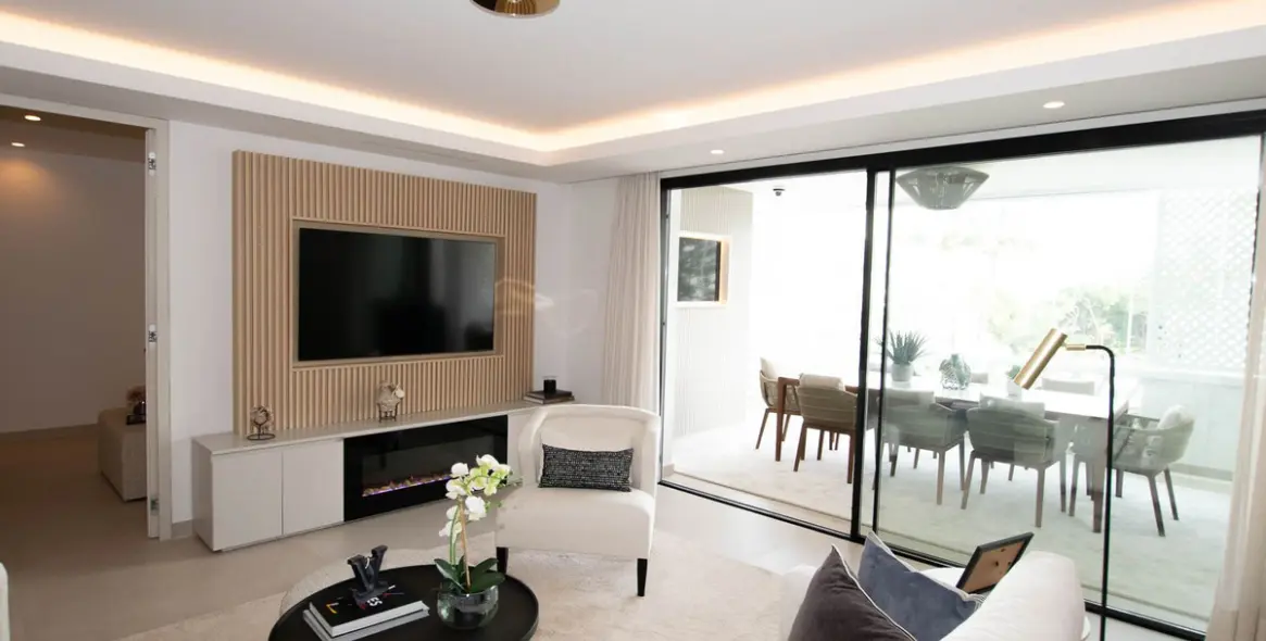 Venta de apartamento en planta media en Puerto Banús 2