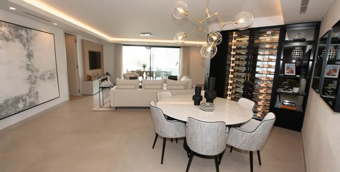 Venta de apartamento en planta media en Puerto Banús 12