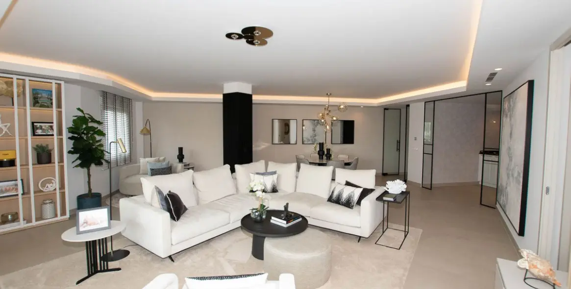 Venta de apartamento en planta media en Puerto Banús 18
