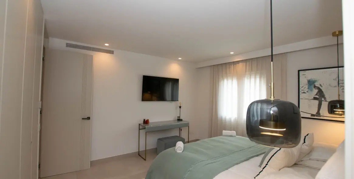 Venta de apartamento en planta media en Puerto Banús 21