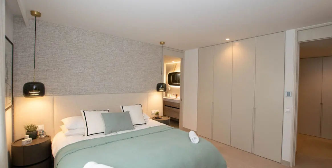 Venta de apartamento en planta media en Puerto Banús 23
